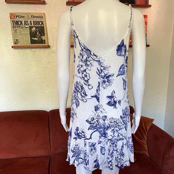 Swing/babydoll dress with an adorable blue and white floral  design throughout - Picture 6 of 7